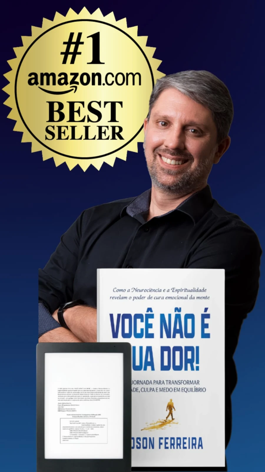 Judson Ferreira segurando o livro, com o selo número 1 de mais vendido da Amazon